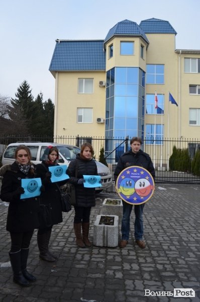 У Луцьку консульству Польщі подарували усмішки. ФОТО