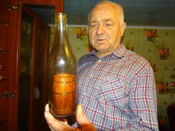 Скрипку вмістив у вишневій кісточці: майстер з Волині створює унікальні крихітні фігури