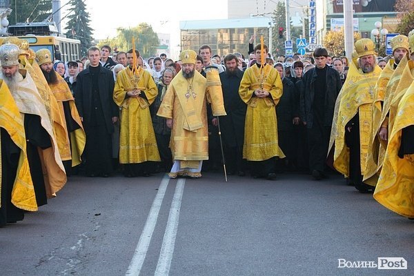 Вулицями Луцька пронесли чудотворні ікони та мощі святих. ФОТО