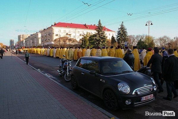 Вулицями Луцька пронесли чудотворні ікони та мощі святих. ФОТО
