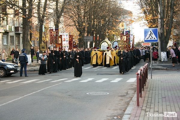 Вулицями Луцька пронесли чудотворні ікони та мощі святих. ФОТО