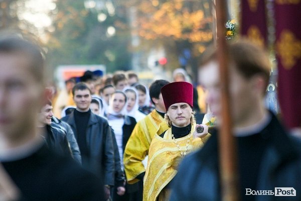 Вулицями Луцька пронесли чудотворні ікони та мощі святих. ФОТО