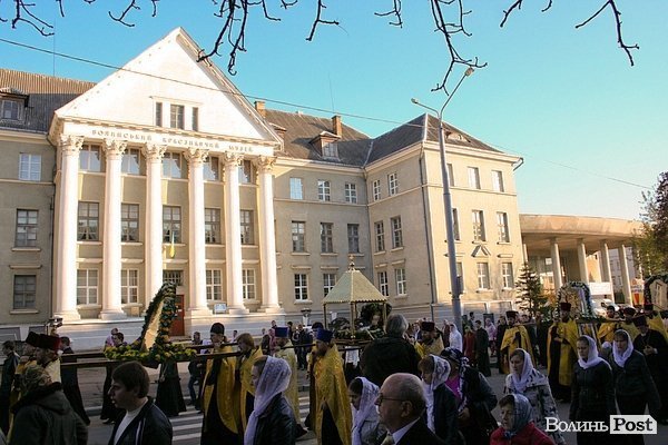 Вулицями Луцька пронесли чудотворні ікони та мощі святих. ФОТО