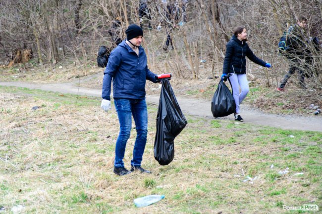 У джинсах та рукавичках: як Савченко зі студентами збирав сміття. ФОТО