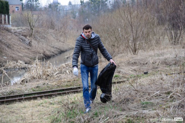 У джинсах та рукавичках: як Савченко зі студентами збирав сміття. ФОТО