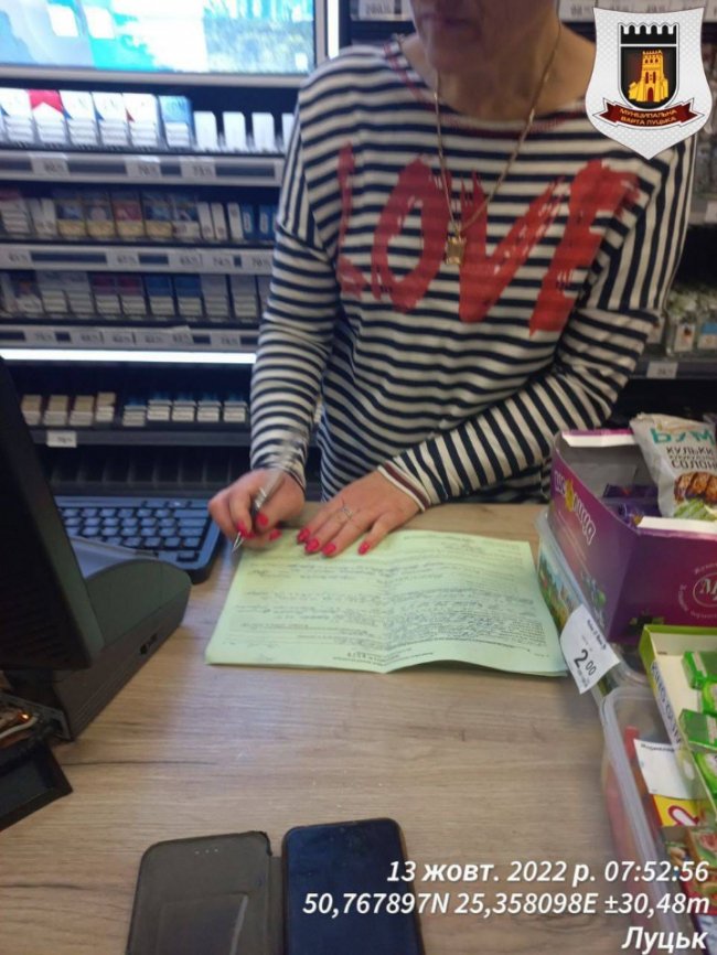 У Луцьку продавчиня продавала алкоголь після 22:00. ФОТО