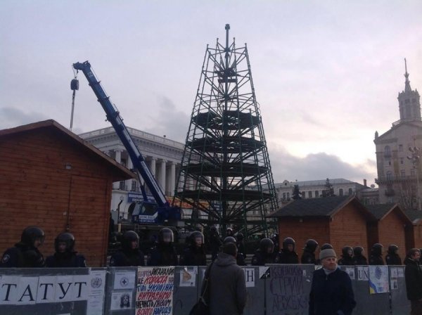 Йолка, Майдан, спецназ і квіти. ФОТО