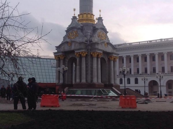 Йолка, Майдан, спецназ і квіти. ФОТО