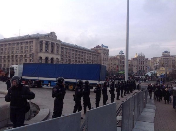 Йолка, Майдан, спецназ і квіти. ФОТО