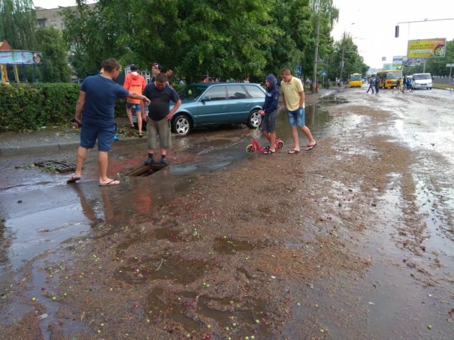 У Луцьку просять прибрати залишене після зливи болото з проспекту Соборності