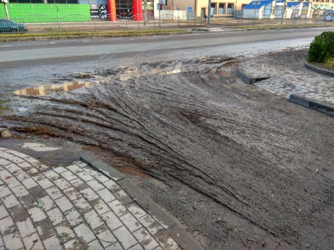 У Луцьку просять прибрати залишене після зливи болото з проспекту Соборності