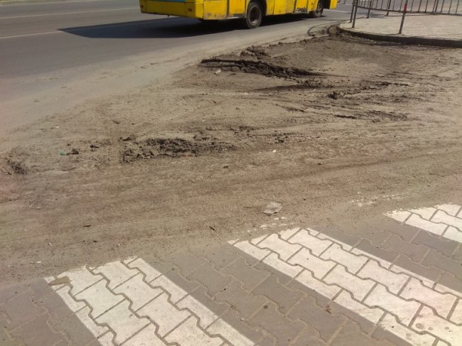 У Луцьку просять прибрати залишене після зливи болото з проспекту Соборності