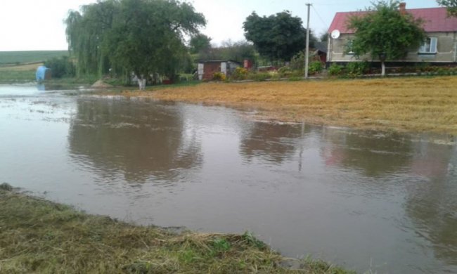У волинському селі після дощу вулиця перетворюється на «озеро». ФОТО. ВІДЕО