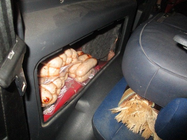 На волинському пункті пропуску вилучили легковик, набитий продуктами харчування. ФОТО