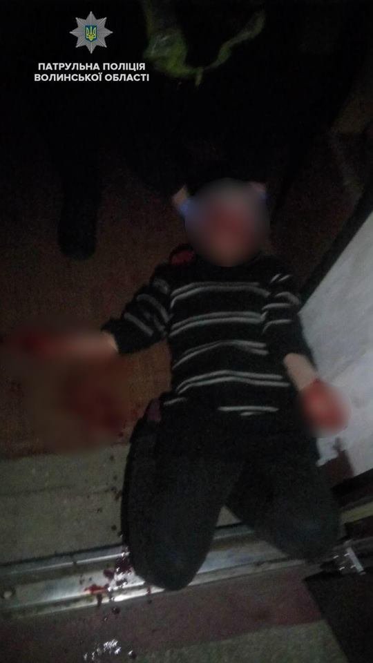Волинські патрульні врятували жінку з проламаною головою. ФОТО. ВІДЕО