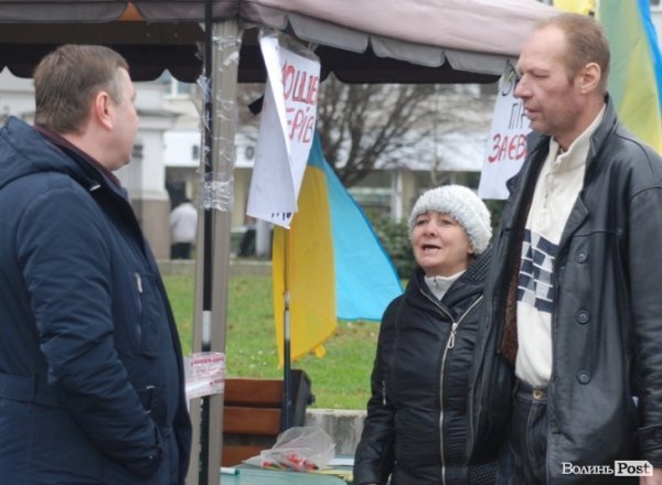 Євромайдан у Луцьку: день другий. ФОТО. ВІДЕО 