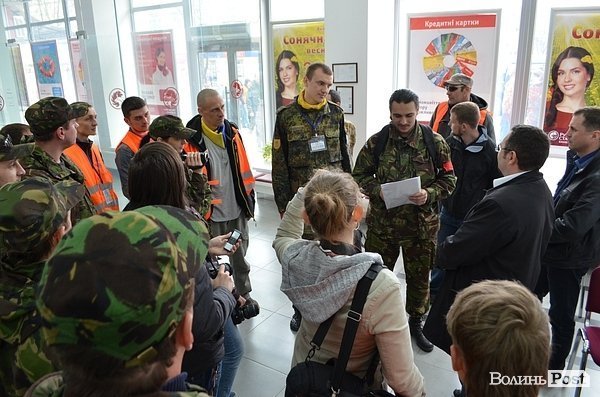 У Луцьку революціонери навідалися до «агентів Кремля». ФОТО