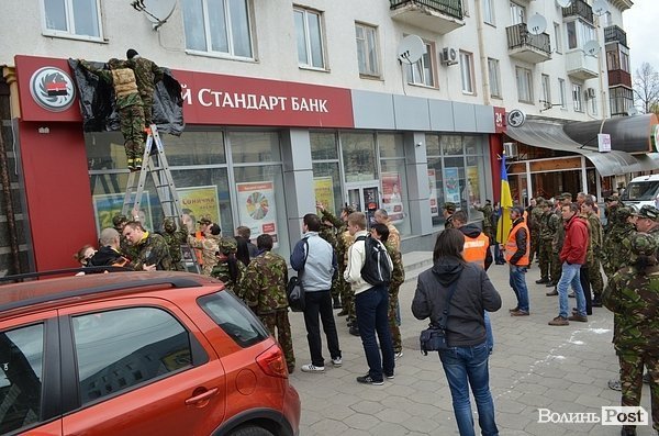 У Луцьку революціонери навідалися до «агентів Кремля». ФОТО