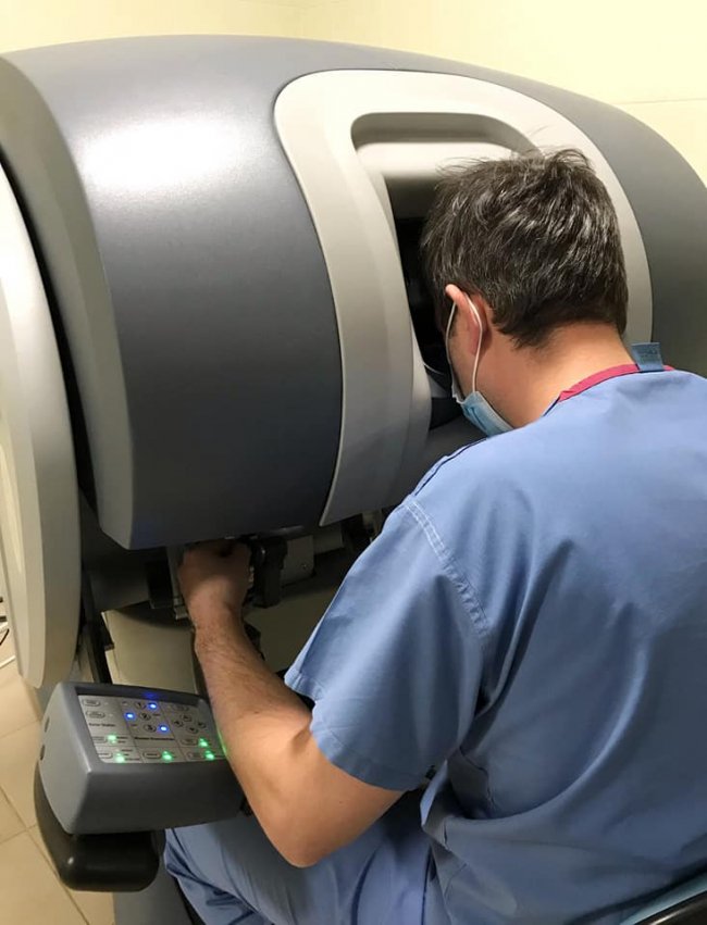 У львівській лікарні зробили унікальну операцію з допомогою робота-хірурга. ФОТО