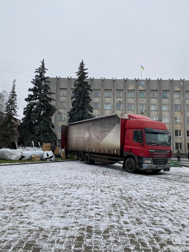 У Ковелі встановлюють головну ялинку міста. ФОТО
