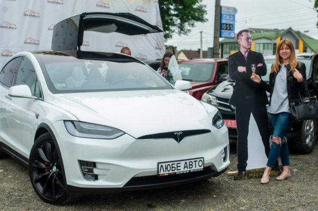 У Луцьку відкрили перший сервіс з продажу електромобілів*