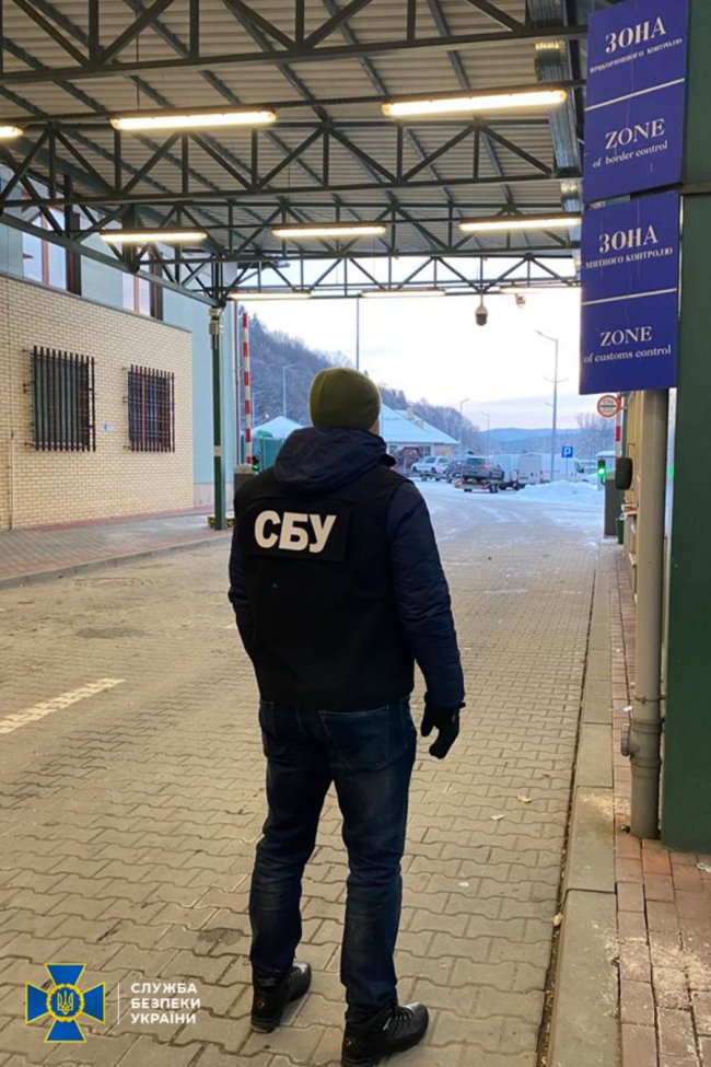 Обшуки на митниці: на Житомирщині підозри отримали майже половина інспекторів, які були на зміні