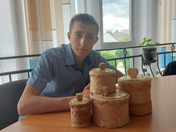Сувеніри і побутові предмети: хлопець з Волині виготовляє вироби з кори берези