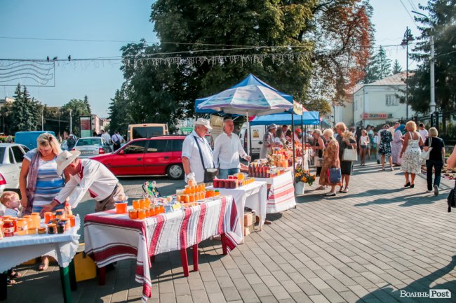 Різнобарв’я квітів та запашний мед: як у Луцьку святять «маковійчики». ФОТО