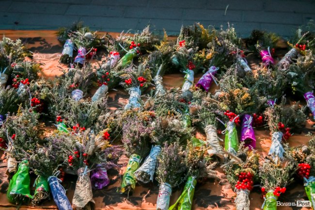 Різнобарв’я квітів та запашний мед: як у Луцьку святять «маковійчики». ФОТО