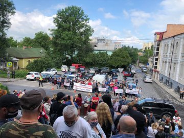 На мітинг під Луцькраду знову вийшли підприємці Центрального ринку. ФОТО