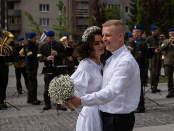 Кохання під час війни: у Луцьку поєднали долі нацгвардієць та його обраниця. ФОТО