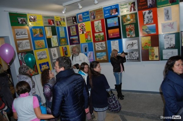 У луцькій мистецькій галереї – сотні дитячих малюнків. ФОТО 