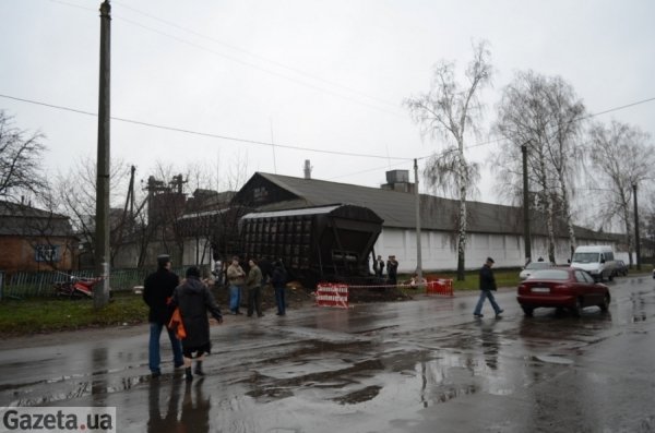 На Полтавщині потяг злетів з колії і пропоров майже кілометр грунту. ФОТО