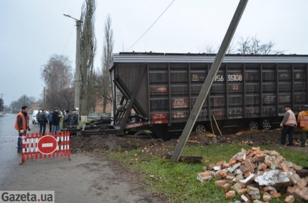 На Полтавщині потяг злетів з колії і пропоров майже кілометр грунту. ФОТО