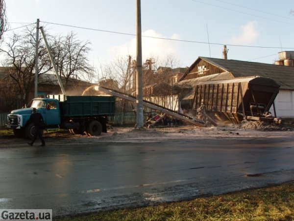 На Полтавщині потяг злетів з колії і пропоров майже кілометр грунту. ФОТО