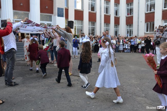 Каша та вишиті рушники: Перший дзвоник у школі №5