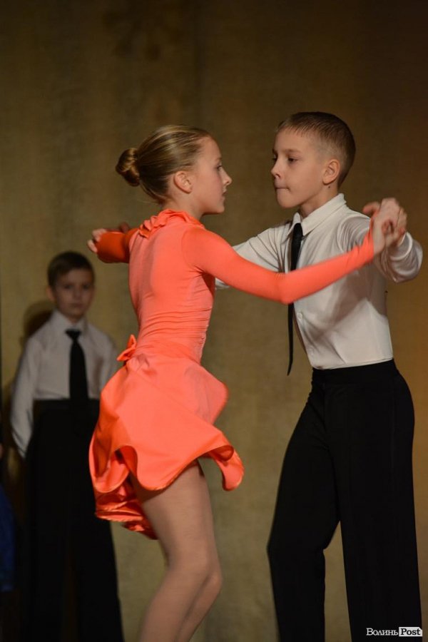 Луцьку сцену запалювали «різдвяні зірочки». ФОТО. ВІДЕО