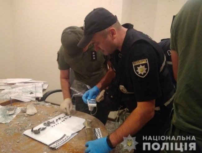 Поліція розслідує теракт: у Києві  з гранатомета обстріляли будівлю. ФОТО