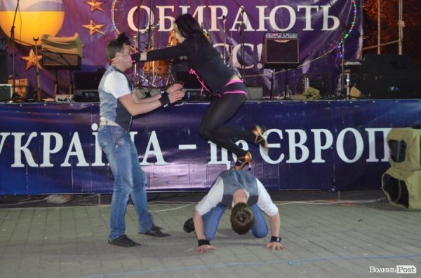 Щедрування на Євромайдані в Луцьку: фаєр-шоу, політичний вертеп і танці. ФОТО