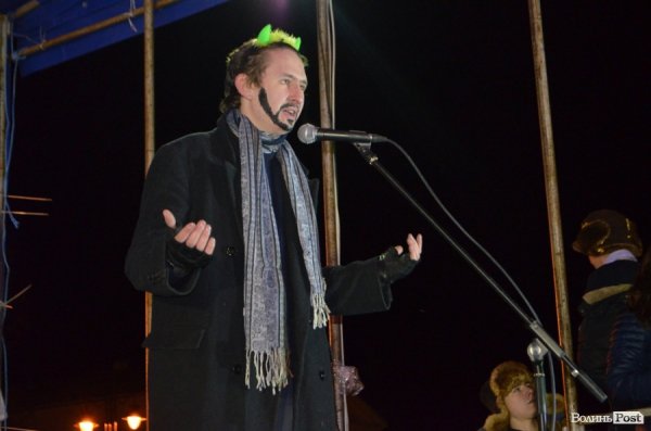 Щедрування на Євромайдані в Луцьку: фаєр-шоу, політичний вертеп і танці. ФОТО