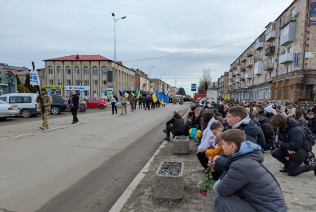 Повернувся із-за кордону, щоб захищати Україну: на Волині попрощались з Героєм Андрієм Карацаєм 