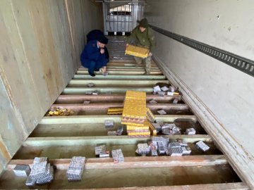 На Волині  прикордонники бензопилою та болгаркою вирізали із причепа 27 тисяч пачок сигарет
