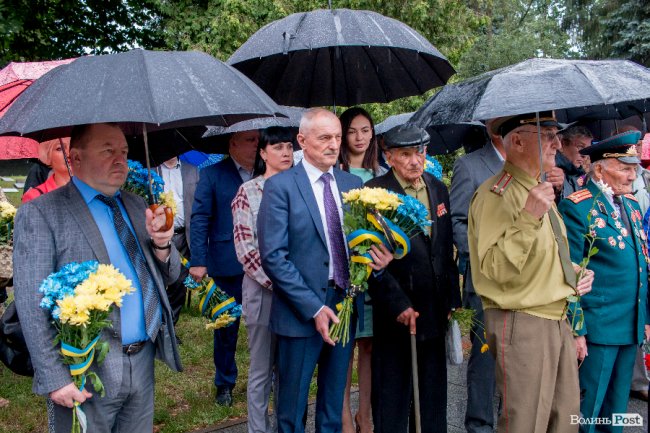 Скорбота і квіти: у Луцьку вшанували жертв війни. ФОТО