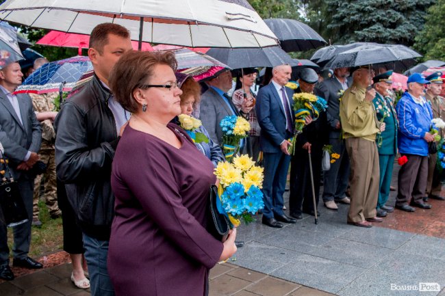 Скорбота і квіти: у Луцьку вшанували жертв війни. ФОТО