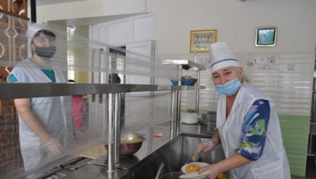 Котлети не смажать, а запікають та менше солодощів: у волинській школі змінюють харчування для учнів