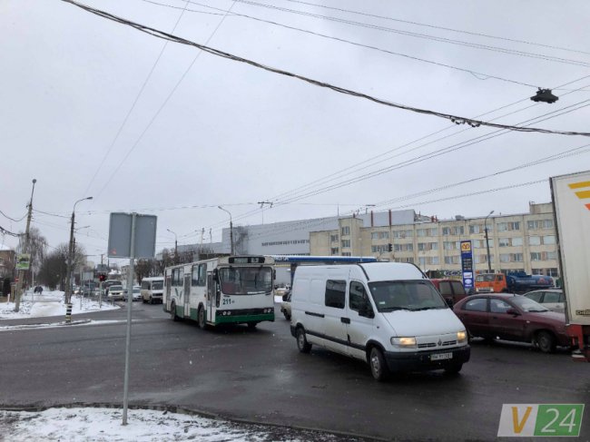 У Луцьку на перехресті вантажівка в'їхала у фуру. ФОТО