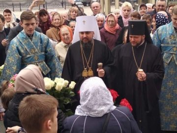 На Рівненщині сотні людей прийшли на святкову літургію, яку очолив Епіфаній. ФОТО
