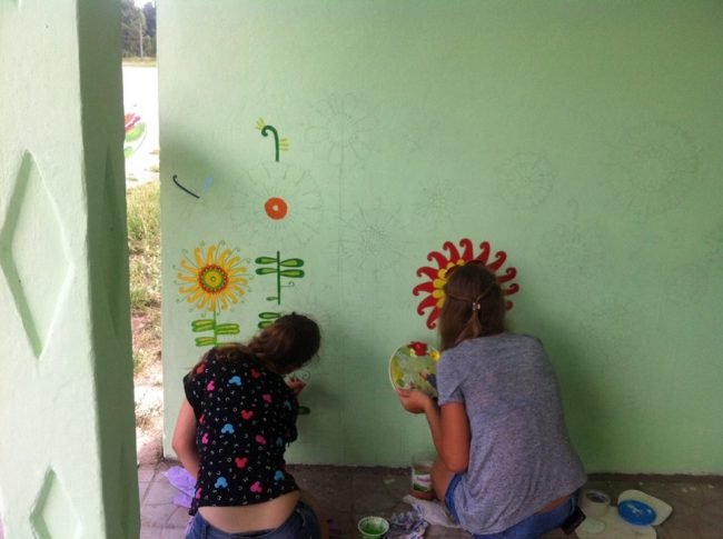 У селищі на Волині діти розмалюють зупинку квітами