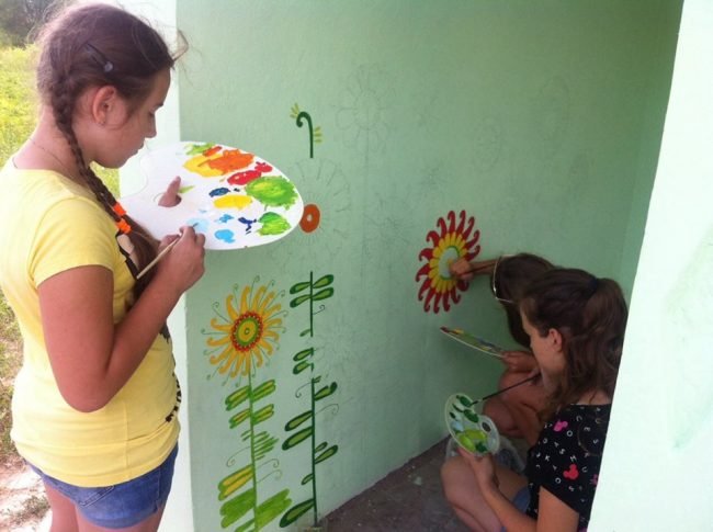 У селищі на Волині діти розмалюють зупинку квітами