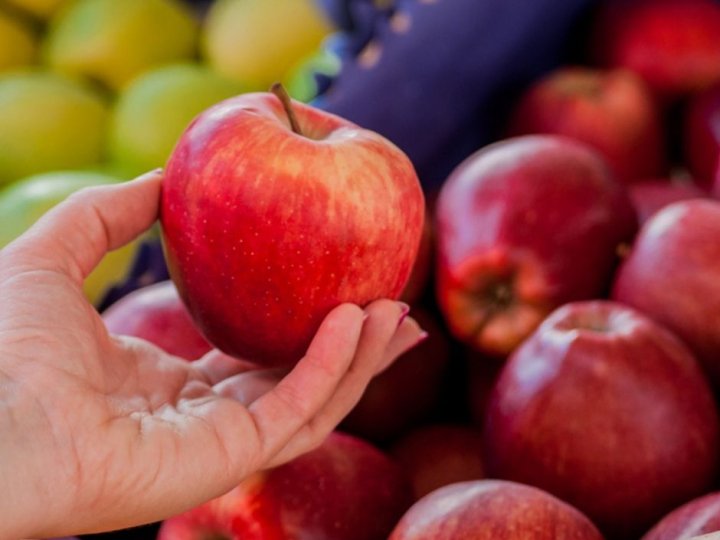 В Україні стрімко дешевшають яблука